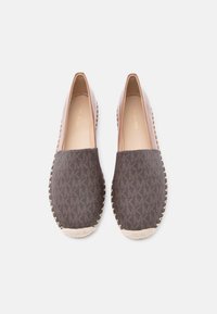 Ballerines espadrilles marron et beige avec détails cousus et motif monogramme de marque sur le dessus, vues de dessus sur fond blanc.