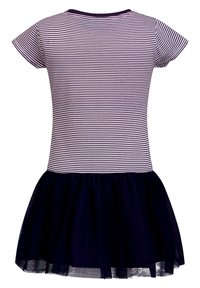 Vestido a rayas con un top ajustado en tonos de púrpura claro y oscuro, y una falda de tul negra, con mangas cortas y cuello redondo.