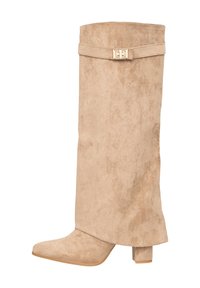 Beige mockaskinnsstövlar i knähöjd med blockklack och dekorativ rem med en liten spänne i guldton nära toppen.