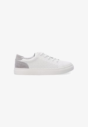 Weißer Sneaker mit perforiertem Obermaterial, grauem Wildleder-Fersendetail, flachen Schnürsenkeln und Gummisohle. Hat eine glatte Textur und eine abgerundete Zehenpartie.
