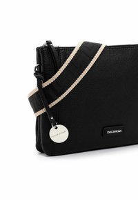Schwarze Leder Crossbody-Tasche mit einer texturierten Oberfläche, ausgestattet mit einem gemusterten Tragegurt und einem metallischen Etikett mit dem Markennamen.