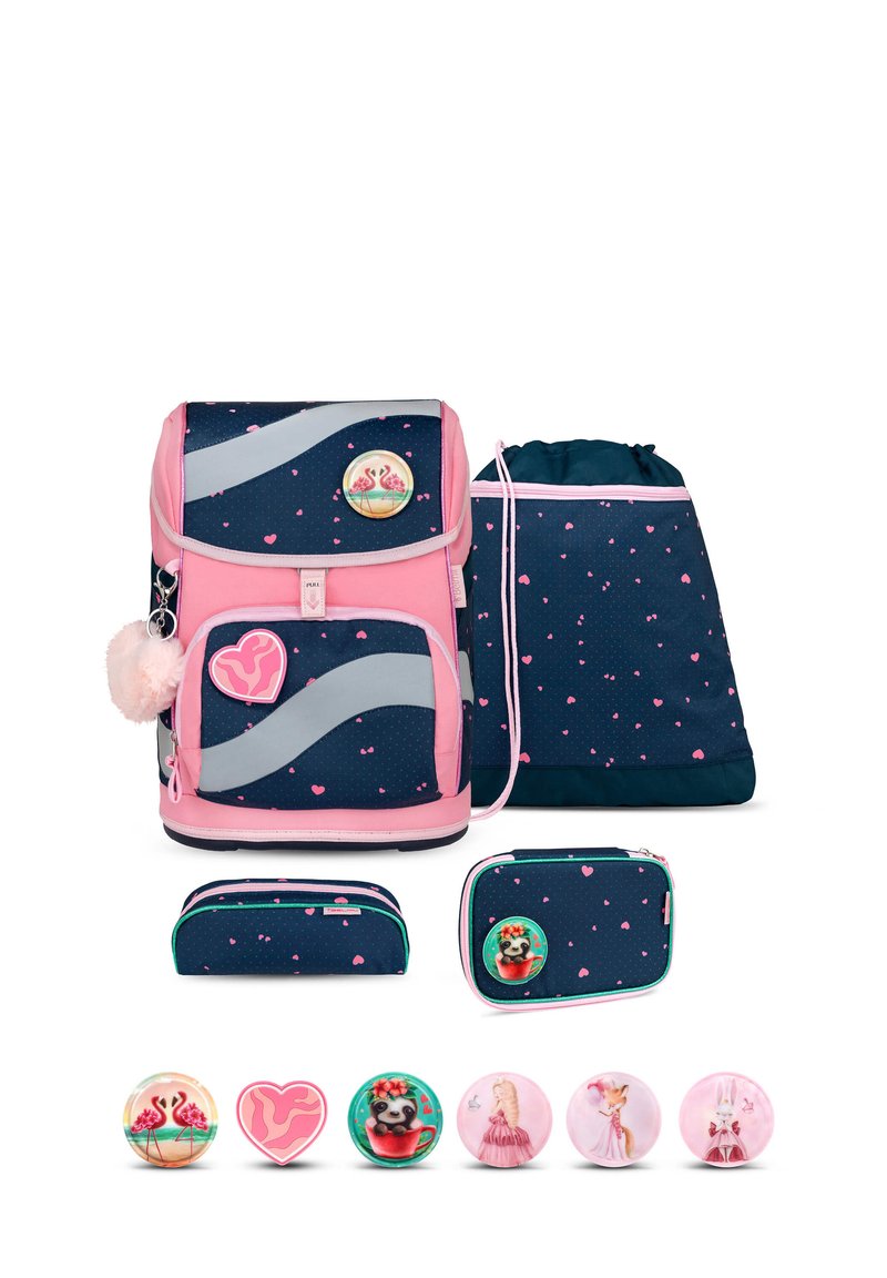 Marineblaue Rucksack mit pinken Akzenten, grauem Wellenmuster, Herzmotiven und dekorativen Knöpfen. Enthält eine passende Zugtasche und ein Federmäppchen.