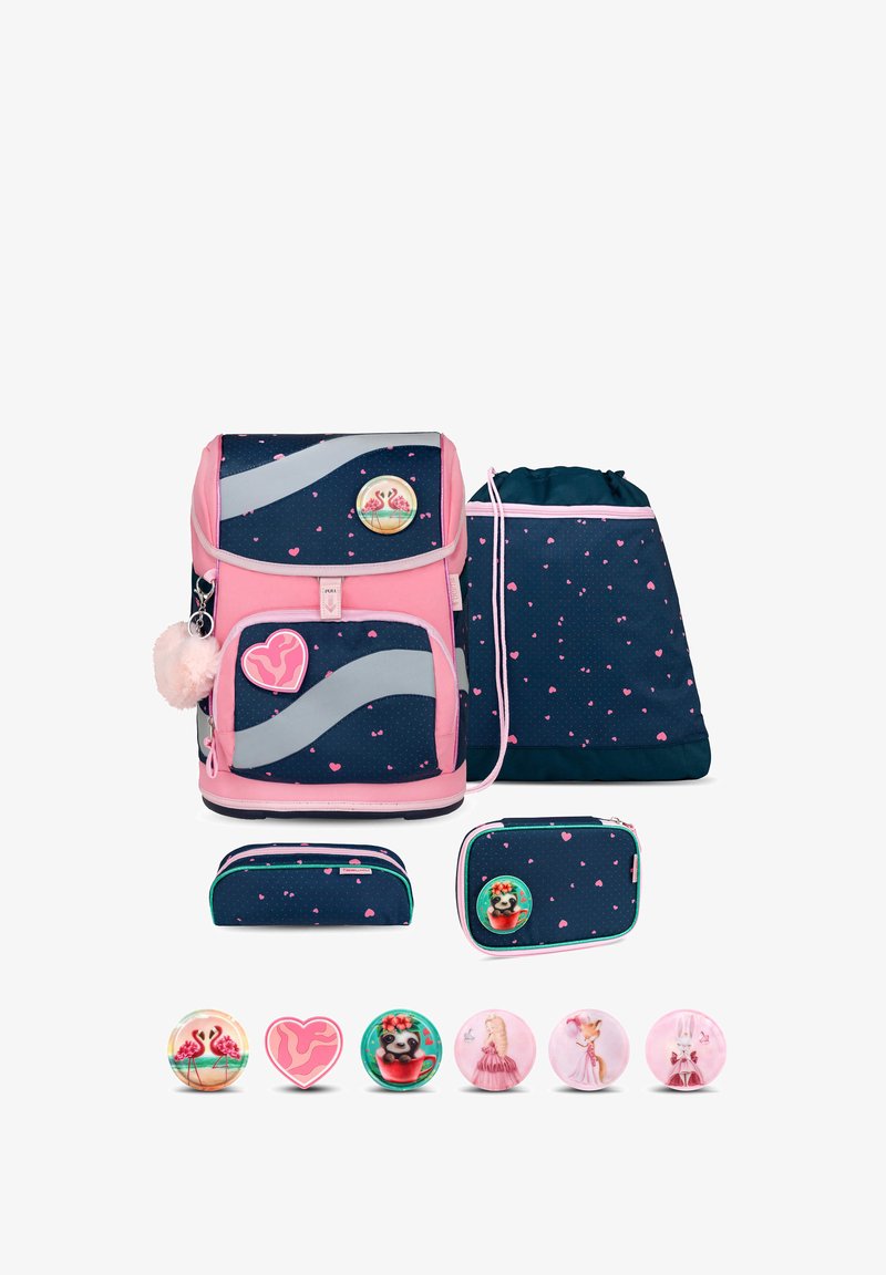 Marineblaue Rucksack mit pinken Akzenten, grauem Wellenmuster, Herzmotiven und dekorativen Knöpfen. Enthält eine passende Zugtasche und ein Federmäppchen.