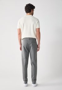 Pier One Chinot - mottled dark grey