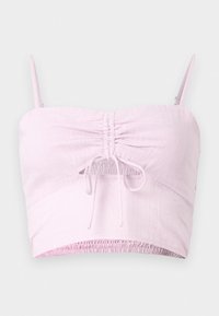 Lys rosa cropped topp med justerbare spaghetti stropper, rynket frontdetalj og elastisk nederkant. Teksturert stoff gir mykhet.