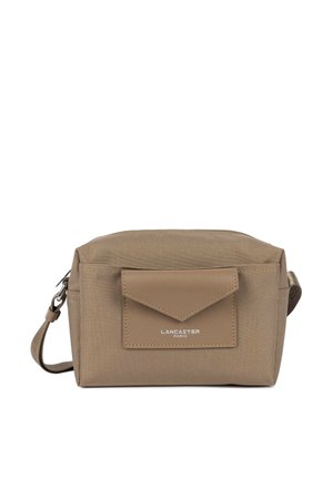 Prostokątny khaki materiałowy worek na ramię z przednią kieszenią na klapę, srebrną klamrą, regulowanym paskiem i logo "Lancaster Paris" w białych literach.