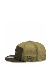 Olivgrüne Mütze mit strukturierter Vorderseite, Netzrückseite, flachem Schirm und kleinem gesticktem Logo an der Seite. Das Material wirkt strapazierfähig und leicht.