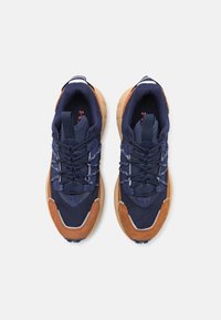 Marine- und beige Sport Schuhe mit einem Obermaterial aus Mesh, Wildlederakzenten, strukturierten Paneelen und einem Kunststoff-Schnürsystem. Gummisohle mit strukturiertem Profil.