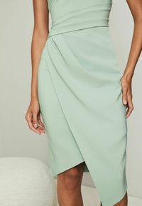 Lipsy HALTER NECK ASYMMETRIC - Fodralklänning - green