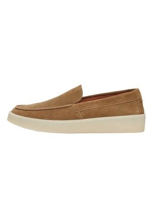 Chaussure en daim marron à enfiler avec une semelle épaisse en caoutchouc blanc, un petit talon et un détail de couture minimaliste.