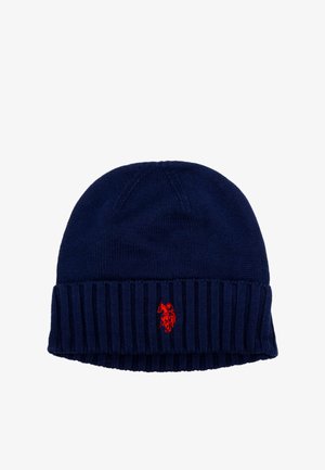 Beanie in maglione blu navy con risvolto a costine e logo ricamato rosso. Il tessuto appare morbido, con una texture liscia e una vestibilità aderente.