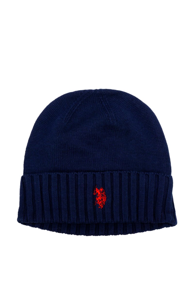Căciulă tricotată bleumarin cu manșetă ribbată și un logo brodat roșu. Materialul pare moale, cu o textură fină și o potrivire strânsă.