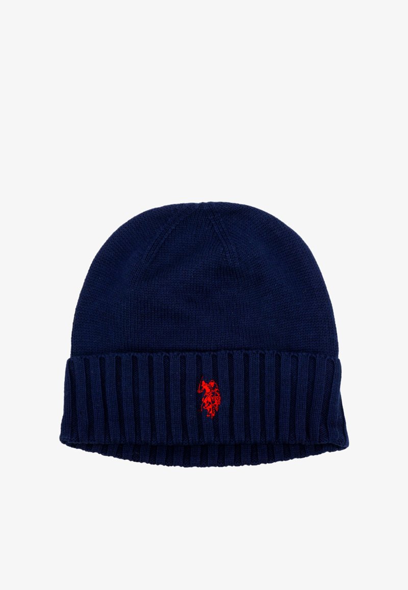 Căciulă tricotată bleumarin cu manșetă ribbată și un logo brodat roșu. Materialul pare moale, cu o textură fină și o potrivire strânsă.
