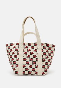 Sac fourre-tout en toile avec une base crème, arborant un motif de logo répété rouge et noir. Deux anses courtes pour un port facile.
