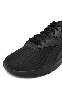 Pantof black sportiv cu un design din plasă și accente din piele sintetică, având vârful rotunjit, o suprafață texturată și șireturi negre.