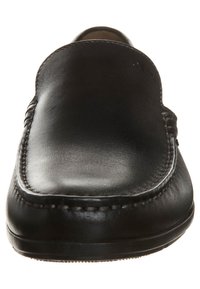 Zwarte leren instapper met een gladde afwerking, ronde neus, topstiksdetails en een lage rubberen zool voor comfort.