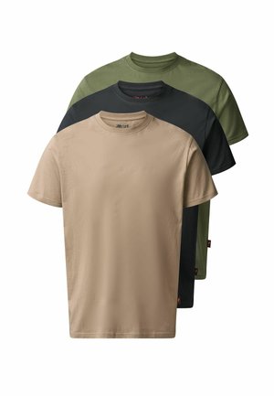 Drie effen T-shirts met ronde hals, gestapeld van voren naar achteren in beige, zwart en olijfgroene kleuren op een witte achtergrond.