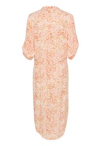 Fladdrande klänning i mjukt, lätt tyg med ett rosa och orange abstrakt mönster, ärmde längd på ärmarna och rund halsringning.