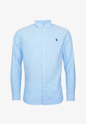 Svetlo modra majica z dolgimi rokavi iz lanu. Ima ovratnik s pritisnimi gumbi in majhnim mornarsko modrim logotipom na prsih. Gladka tekstura, običajen kroj.