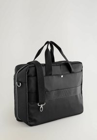 Mustan läppärilaukku, joka on valmistettu kestävästä nailonista. Varustettu kahdella kahvalla, säädettävällä olkahihnalla, vetoketjukiinnityksellä ja leveällä etutaskulla, jossa on texturoitu hihna.