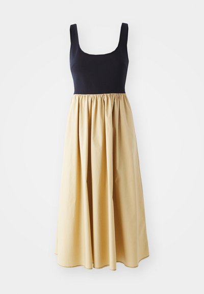Ärmelloses Kleid mit einem taillierten Oberteil in Marineblau und einem fließenden, gerafften Rock in Gelb. Baumwollmischgewebe, bodenlang, glatte Textur.