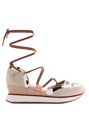 Deportiva de cuña con ante beige, tejido con estampado animal, cordones marrones alrededor y tacón de cuña texturizado tejido con suela blanca y granate.