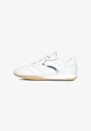 Weiße Leder-Sneaker mit einer strukturierten Oberfläche, metallic-silbernen Akzenten, grauen Schnürsenkeln und einer Sohle aus Gummi, die eine abgerundete Zehenform und ein niedriges Profil aufweist.