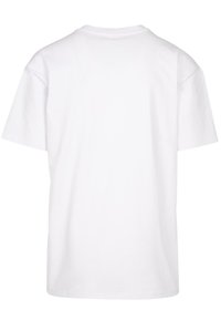 Bílý krátký rukáv T-shirt, vyrobený z bavlny, s kulatým výstřihem a hladkou texturou. Jednoduchá zadní strana bez vzorů nebo akcentů.
