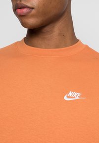 Nike Sportswear CRW - Camisola - hot curry/white