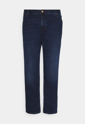 Dunkelblaue Jeans mit geradem Bein, klassischem Fünf-Taschen-Design und Messingknopfverschluss, vor weißem Hintergrund präsentiert.