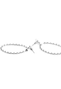 Srebrne kolczyki w kształcie kół z łańcuchowym wzorem, ozdobione małymi okrągłymi akcentami, o wypolerowanej powierzchni i bezpiecznym zapięciu typu push-back.