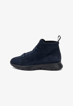 Sneaker alta in suede blu navy con punta rotonda, lacci abbinati, suola in gomma e un occhiello sul retro per una facile vestibilità.