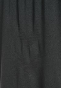 Czarna tkanina sportowa z fakturowanym wzorem dwóch skierowanych w dół szewronów w kontrastowym splocie. Gładki i oddychający materiał.