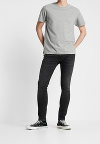 Nudie Jeans Vaqueros pitillo - black denim