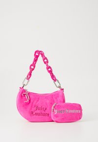 Set di borse in suede rosa, caratterizzato da una borsa più grande con manico a perline e una pochette più piccola, entrambe decorate con la scritta "Juicy Couture" in lettere argentate.