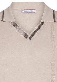 Beige strikket polo med V-hals, med mørkebrune striber på kraven og siden, mærket "FELIX HARDY."