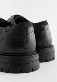 Next CLEATED BROGUE  - REGULAR FIT - Business sko - black