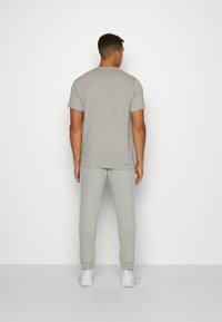 adidas Sportswear ESSENTIALS TAPERED CUFF 3-STRIPES  - Treniņtērpa apakšdaļas - medium grey heather