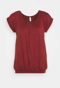 Burgunderfärgad kortärmad topp med rundad halsringning, rynkad tygdetalj och en avslappnad, blusliknande passform i fållen. Slät textur.