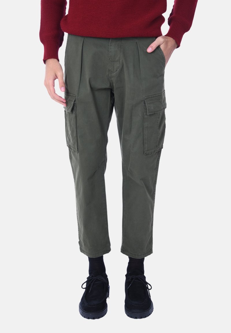 Pantaloni cargo verde oliva con vestibilità rilassata, dotati di multiple tasche laterali, una texture di cotone morbida e un design a gamba cropped tapered.
