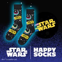 Chaussettes noires avec un texte coloré "Star Wars", des tourbillons de rouge, bleu et blanc, ornées de petits motifs d'étoiles blanches. Conçues par Happy Socks.