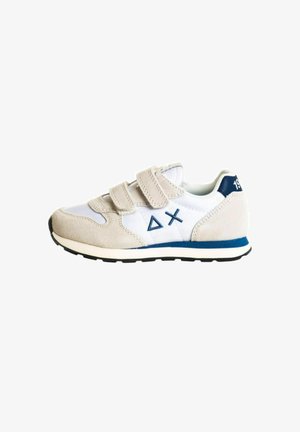 Sneaker bianco e beige con strap in velcro, materiale scamosciato e a rete, dettagli blu, suola testurizzata e logo illustrato di lato.