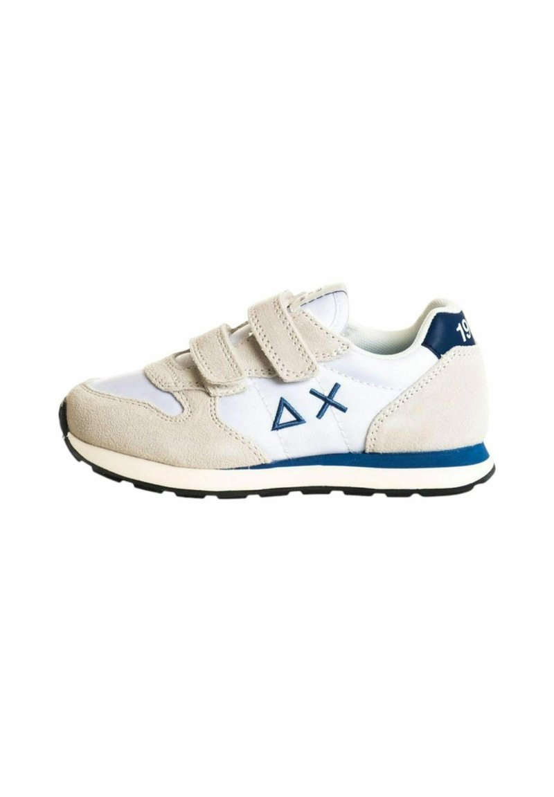Sneaker bianco e beige con strap in velcro, materiale scamosciato e a rete, dettagli blu, suola testurizzata e logo illustrato di lato.