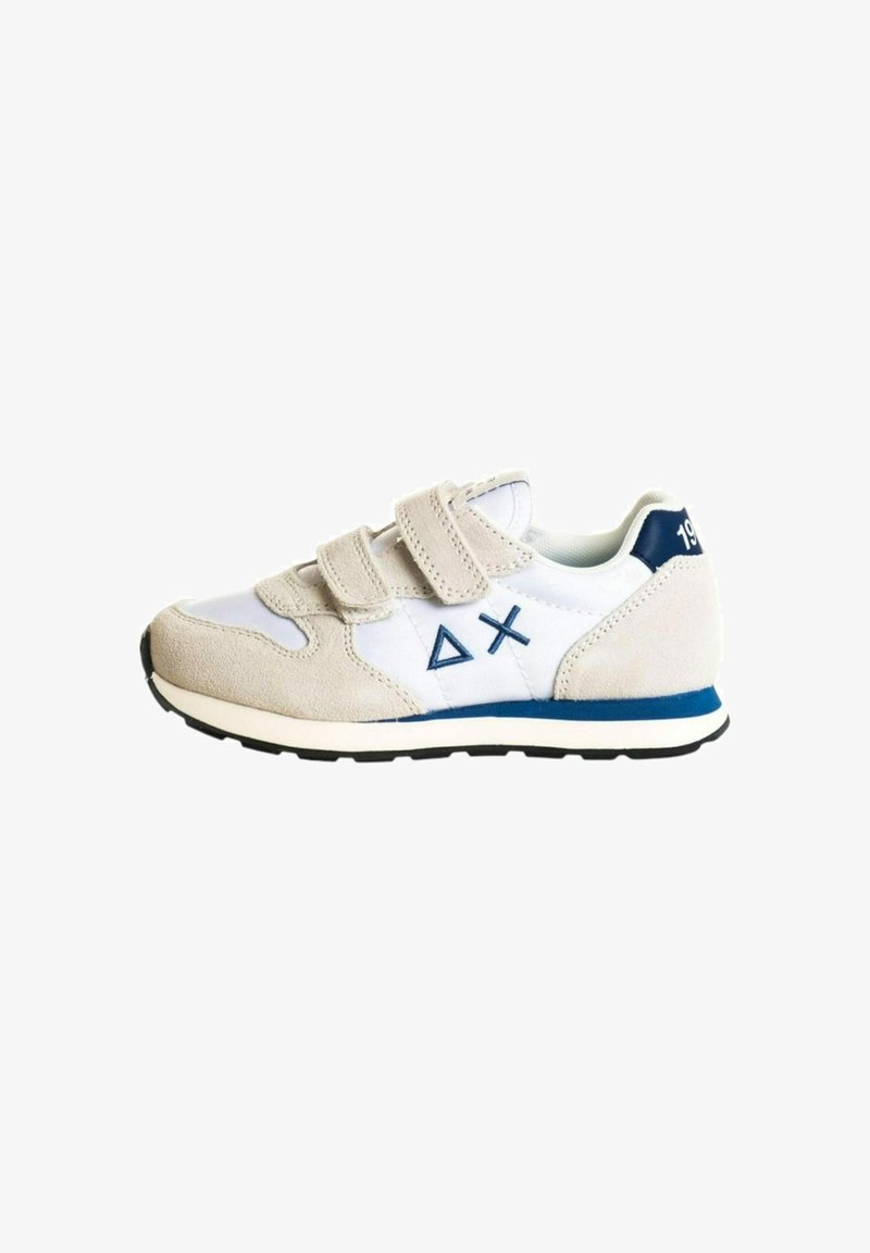 Sneaker bianco e beige con strap in velcro, materiale scamosciato e a rete, dettagli blu, suola testurizzata e logo illustrato di lato.