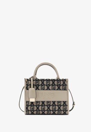 Pequeño bolso de mano con un cuerpo texturizado beige, un patrón de logo negro, dos asas superiores y una correa para el hombro desmontable.