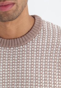 Thumbnail Image 5