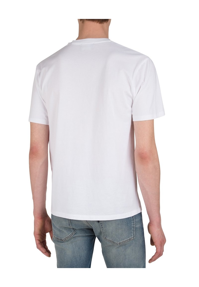 Biała bawełniana koszulka z krótkim rękawem, okrągłym dekoltem i prostym wykończeniem, połączona z jasnoniebieskimi dżinsami o wyblakłym kolorze i subtelnym przeszyciu.