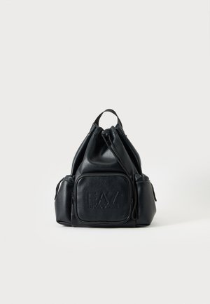 Schwarzer Leder-Rucksack mit Kordelzug, mit vorderen und seitlichen Reißverschlusstaschen, mit geprägt "EA7 Emporio Armani" Logo auf der Vorderseite.
