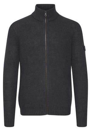 Šedá mikina na zip s vysokým límcem, rybářskou texturou, dlouhými rukávy a malou nášivkou na levém rukávu.