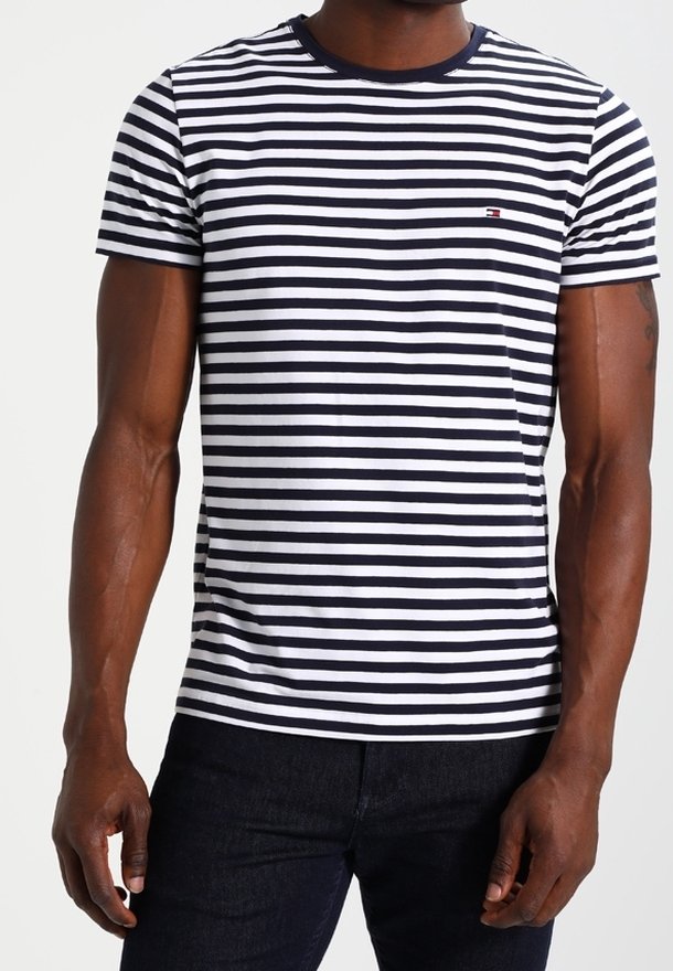 Camiseta de manga corta a rayas en azul marino y blanco con cuello redondo y pequeño logo en el pecho. La tela parece suave y ligera.